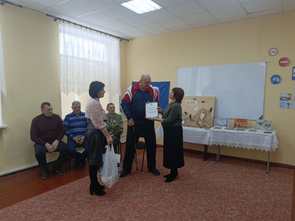 В Антрацитовской средней школе № 10 активисты первичного отделения пгт Дубовский партии «Единая Россия» провели встречу учащихся с ветеранами Афганистана, проживающими в поселке В Антрацитовской средней школе № 10 активисты первичного отделения пгт Дубовский партии «Единая Россия» провели встречу учащихся с ветеранами Афганистана, проживающими в поселке