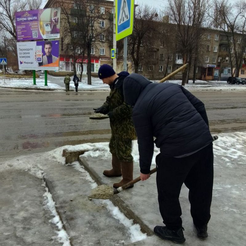 В Стаханове с самого утра борются с гололедицей В Стаханове с самого утра борются с гололедицей