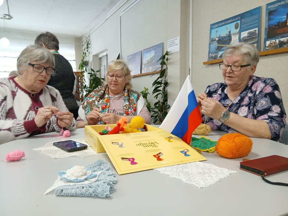 В Кировском историко-художественном музее состоялся Мастер-класс члена городского клуба «Кудесники» Е.В. Медведевой «Уютные мелочи»: вязание изделий крючком В Кировском историко-художественном музее состоялся Мастер-класс члена городского клуба «Кудесники» Е.В. Медведевой «Уютные мелочи»: вязание изделий крючком