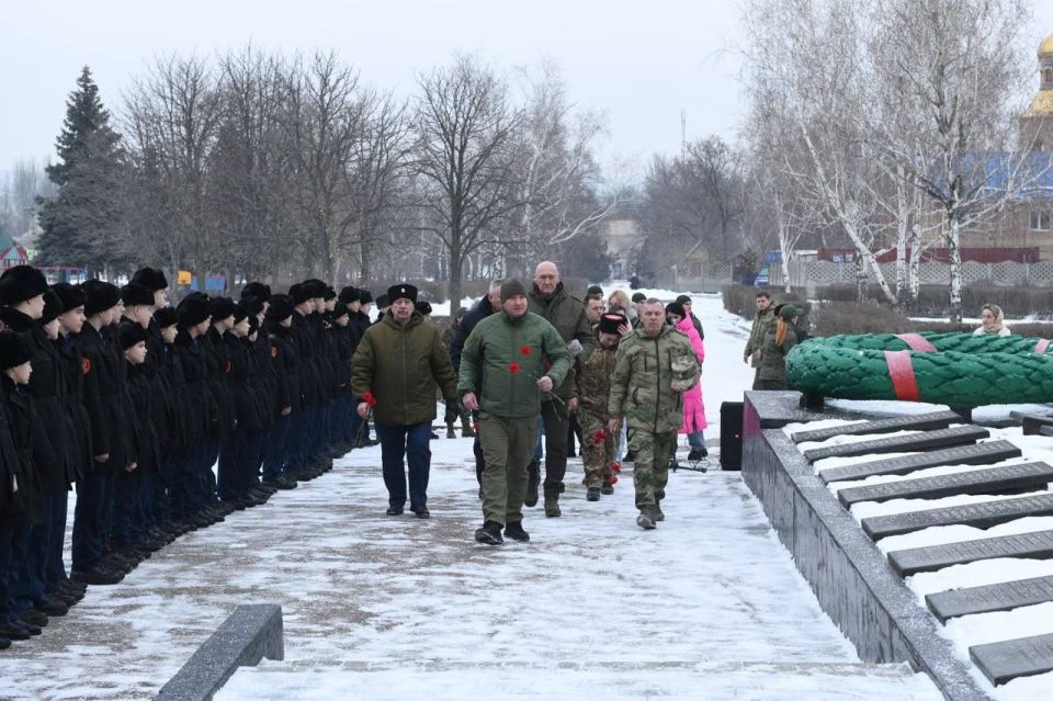 Виктор Водолацкий: Республиканский казачий кадетский корпус почтил героев-освободителей Ворошиловграда Виктор Водолацкий: Республиканский казачий кадетский корпус почтил героев-освободителей Ворошиловграда