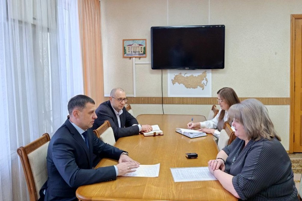 С первым заместителем Главы Администрации Романом Беловолом, заместителем Главы Администрации Татьяной Мирошниковой встретились с врио главного врача Свердловской городской больницы Викторией Воеводой