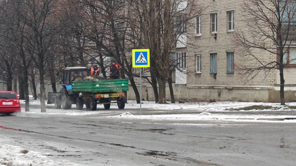 Сегодня коммунальные службы городского округа в усиленном режиме проводят обработку дорог и тротуаров противогололедными материалами Сегодня коммунальные службы городского округа в усиленном режиме проводят обработку дорог и тротуаров противогололедными материалами