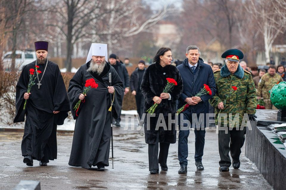В сквере имени 9 Мая состоялся памятный митинг, посвященный 83-й годовщине освобождения Ворошиловграда от немецко-фашистских захватчиков, в котором принял участие руководитель республики Леонид Пасечник В сквере имени 9 Мая состоялся памятный митинг, посвященный 83-й годовщине освобождения Ворошиловграда от немецко-фашистских захватчиков, в котором принял участие руководитель республики Леонид Пасечник