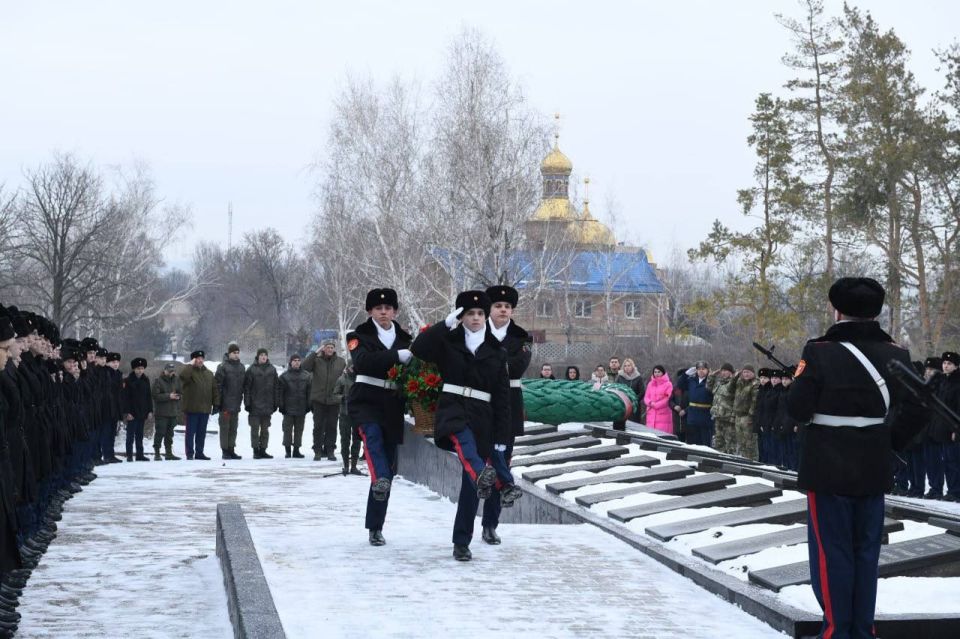 Виктор Водолацкий: Республиканский казачий кадетский корпус почтил героев-освободителей Ворошиловграда Виктор Водолацкий: Республиканский казачий кадетский корпус почтил героев-освободителей Ворошиловграда