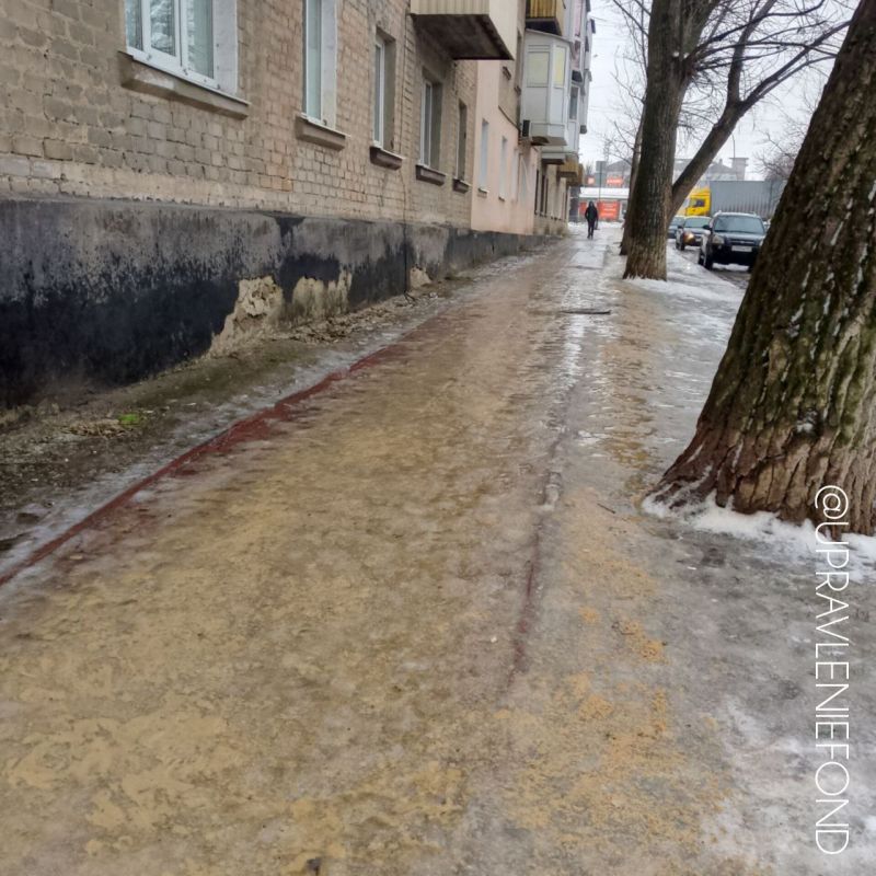 Сотрудники ЕУК обрабатывают придомовые территории потивогололедными средствами Сотрудники ЕУК обрабатывают придомовые территории потивогололедными средствами