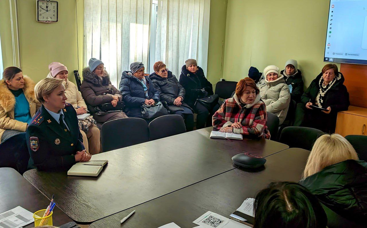 11 Лисичанский правоохранитель оказала консультационную помощь гражданам в рамках мероприятия «Родительская гостиная»