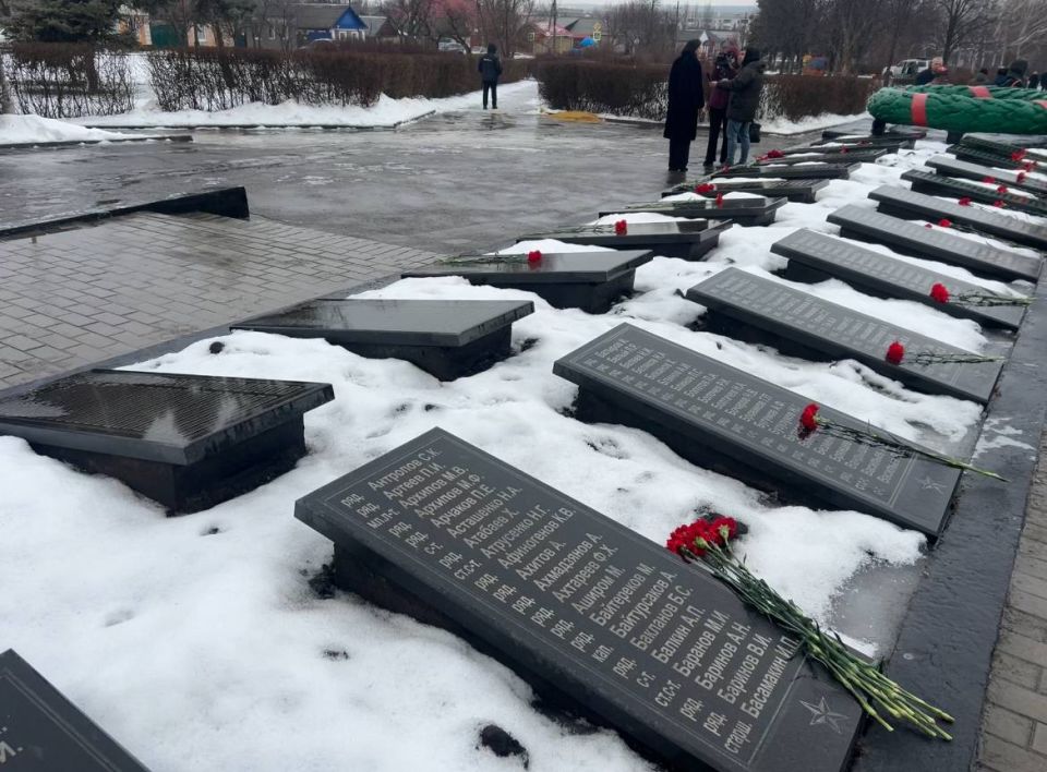 В рамках памятных мероприятий, посвященных освобождению Ворошиловграда, в городе Луганске состоялась церемония возложения цветов к братской могиле воинов Великой Отечественной войны В рамках памятных мероприятий, посвященных освобождению Ворошиловграда, в городе Луганске состоялась церемония возложения цветов к братской могиле воинов Великой Отечественной войны