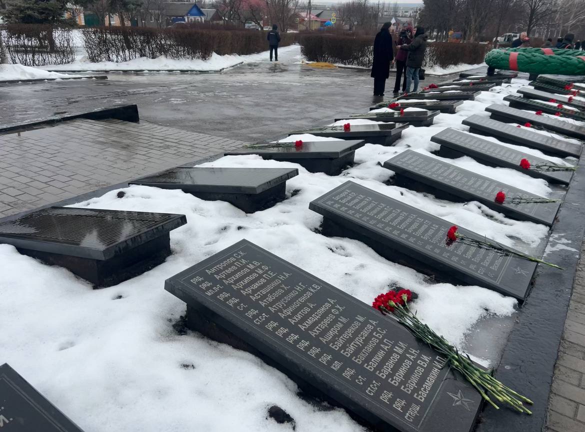 В рамках памятных мероприятий, посвященных освобождению Ворошиловграда, в городе Луганске состоялась церемония возложения цветов к братской могиле воинов Великой Отечественной войны В рамках памятных мероприятий, посвященных освобождению Ворошиловграда, в городе Луганске состоялась церемония возложения цветов к братской могиле воинов Великой Отечественной войны