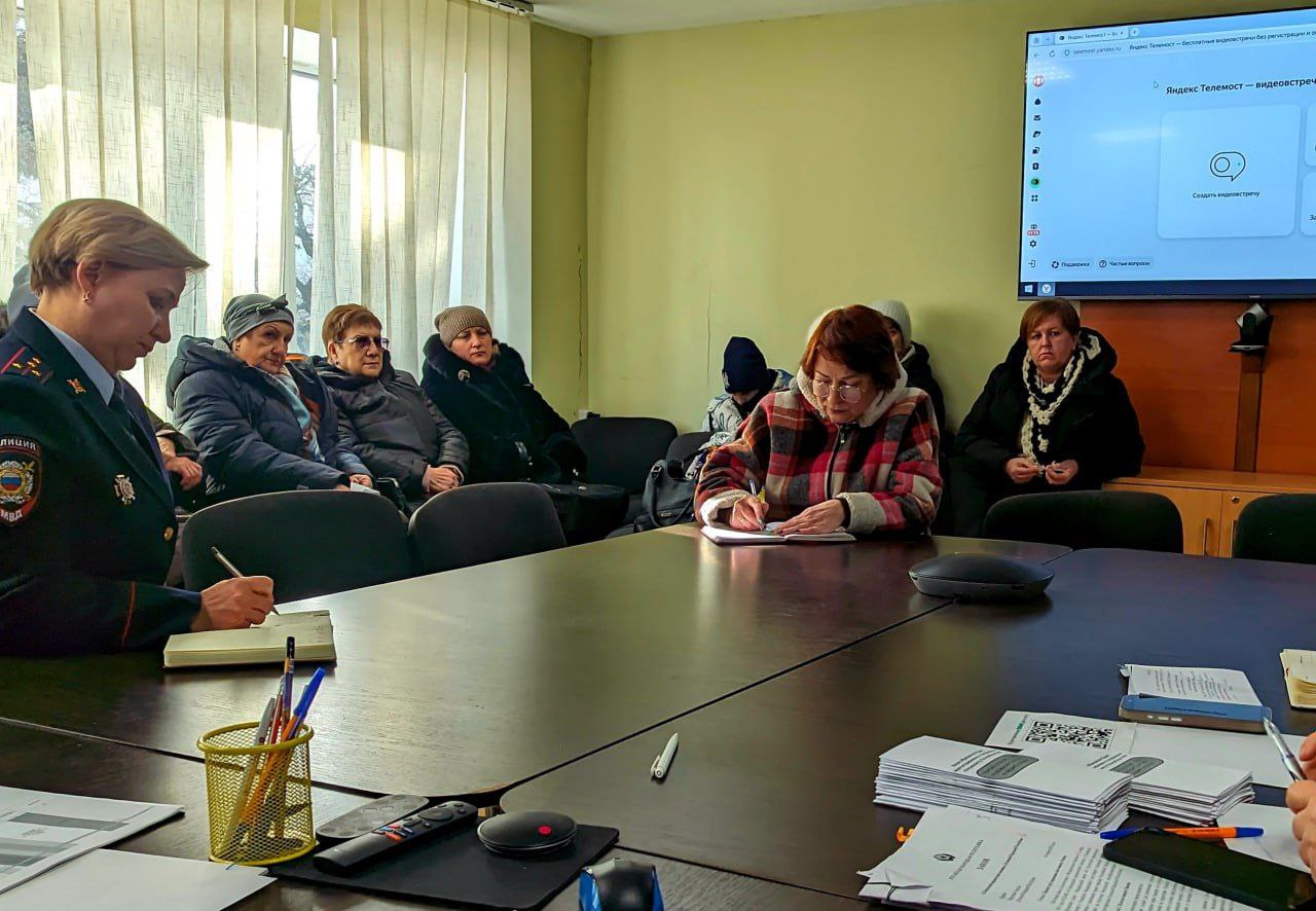 11 Лисичанский правоохранитель оказала консультационную помощь гражданам в рамках мероприятия «Родительская гостиная» 11 Лисичанский правоохранитель оказала консультационную помощь гражданам в рамках мероприятия «Родительская гостиная»