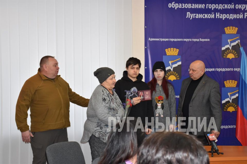 В Кировске передали награды семьям погибших участников СВО В Кировске передали награды семьям погибших участников СВО