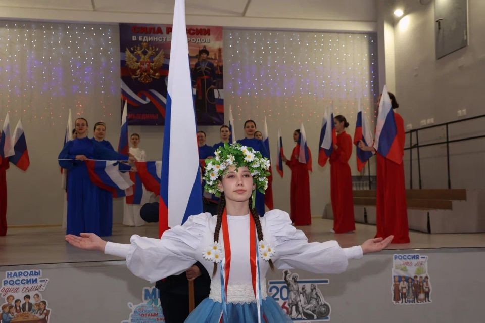 Кадеты стоят за традиции и Родину Кадеты стоят за традиции и Родину