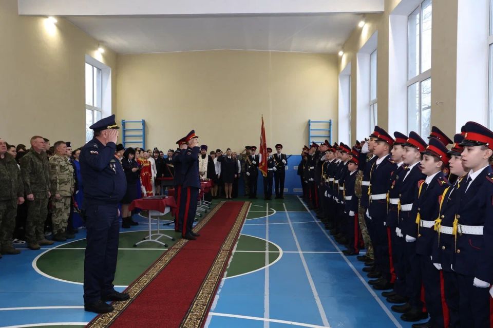 Кадеты стоят за традиции и Родину Кадеты стоят за традиции и Родину