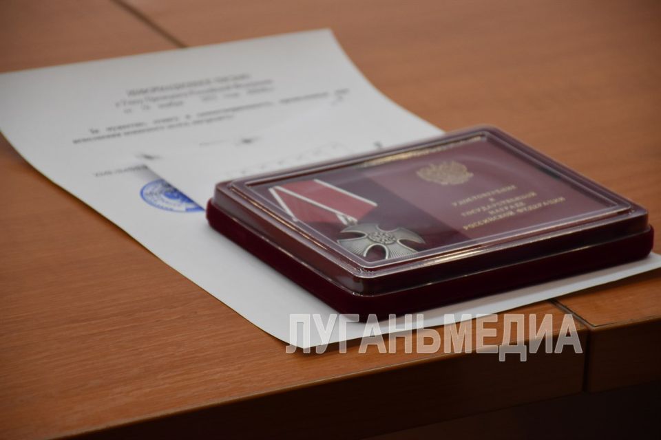 В Кировске передали награды семьям погибших участников СВО В Кировске передали награды семьям погибших участников СВО
