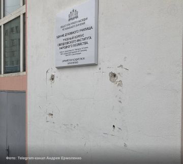 Со здания Уральского государственного экономического университета (УрГЭУ) сняли памятную доску, посвященную последнему обер-прокурору Синода и министру Временного правительства Антону Карташеву, сообщил местный историк...