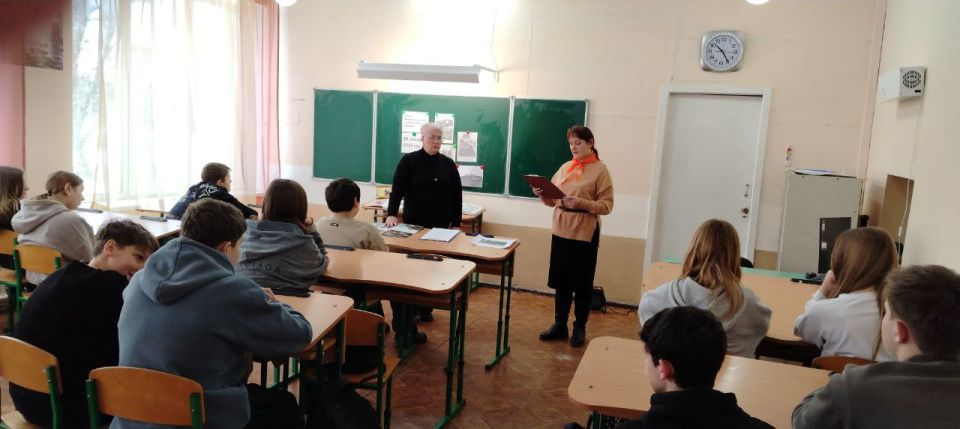 Сотрудники библиотеки № 11 совместно с советником директора по воспитанию Комиссаровской СШ № 31 с учащимися 7 класса провели тематическую встречу «Сквозь огонь к свободе», приуроченную к 83-й годовщине со дня освобождения... Сотрудники библиотеки № 11 совместно с советником директора по воспитанию Комиссаровской СШ № 31 с учащимися 7 класса провели тематическую встречу «Сквозь огонь к свободе», приуроченную к 83-й годовщине со дня освобождения...