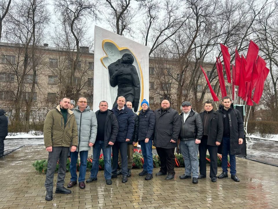 В рамках памятных мероприятий, посвященных освобождению Ворошиловграда, в городе Луганске состоялась церемония возложения цветов к братской могиле воинов Великой Отечественной войны В рамках памятных мероприятий, посвященных освобождению Ворошиловграда, в городе Луганске состоялась церемония возложения цветов к братской могиле воинов Великой Отечественной войны
