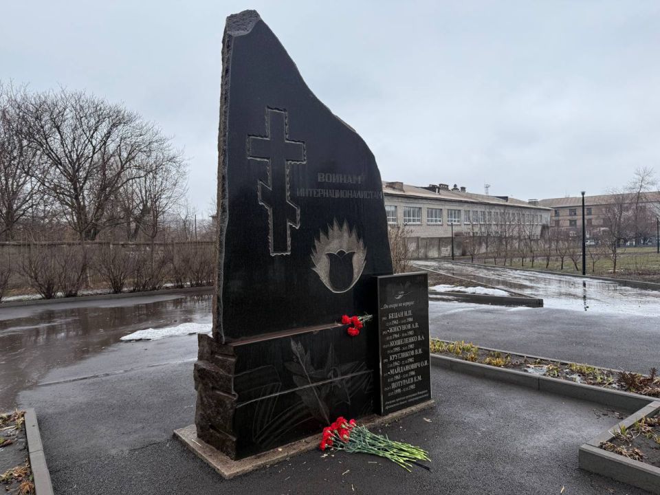 Светлана Гребенькова: В преддверии Дня памяти о россиянах, исполнявших служебный долг за пределами Отечества, вместе с героями Афганской войны и активной молодежью города возложили цветы к памятнику воинам-интернационалистам... Светлана Гребенькова: В преддверии Дня памяти о россиянах, исполнявших служебный долг за пределами Отечества, вместе с героями Афганской войны и активной молодежью города возложили цветы к памятнику воинам-интернационалистам...