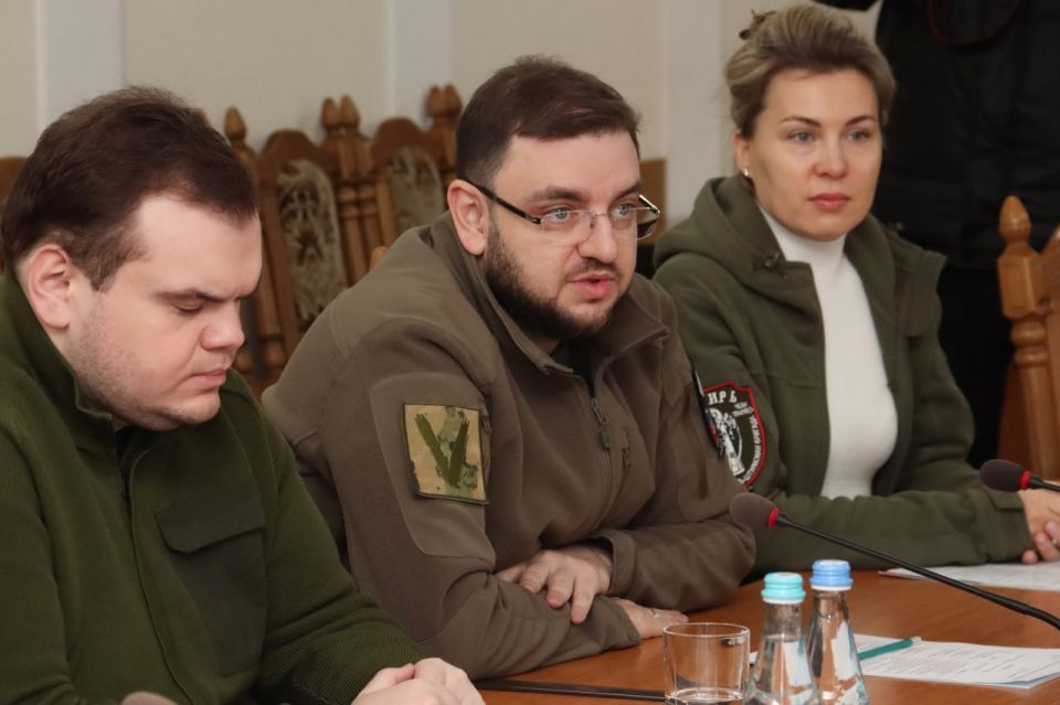 Гуманитарную миссию партии «Новые люди» и Главного военного следственного управления СК РФ принял глава Луганской народной республики Леонид Иванович Пасечник Гуманитарную миссию партии «Новые люди» и Главного военного следственного управления СК РФ принял глава Луганской народной республики Леонид Иванович Пасечник