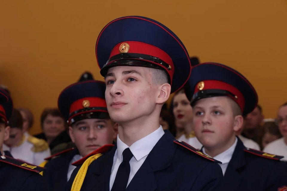 Кадеты стоят за традиции и Родину Кадеты стоят за традиции и Родину
