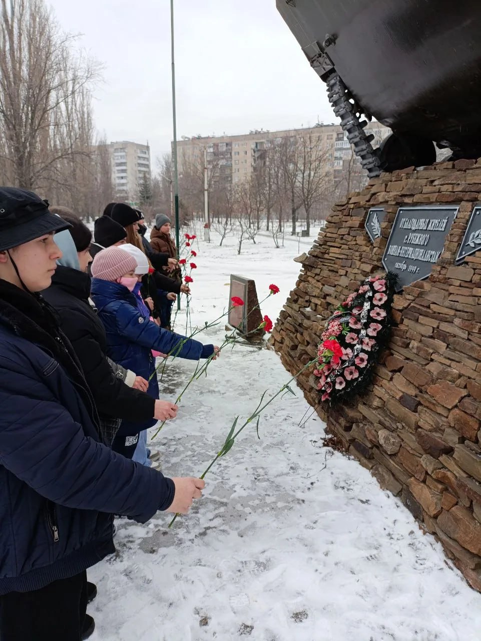 Храним историю. В преддверии Дня памяти о россиянах, исполнявших служебный долг за пределами Отечества, активисты Движения Первых Рубежанской общеобразовательной школы № 3 совместно с учителями истории посетили городской... Храним историю. В преддверии Дня памяти о россиянах, исполнявших служебный долг за пределами Отечества, активисты Движения Первых Рубежанской общеобразовательной школы № 3 совместно с учителями истории посетили городской...