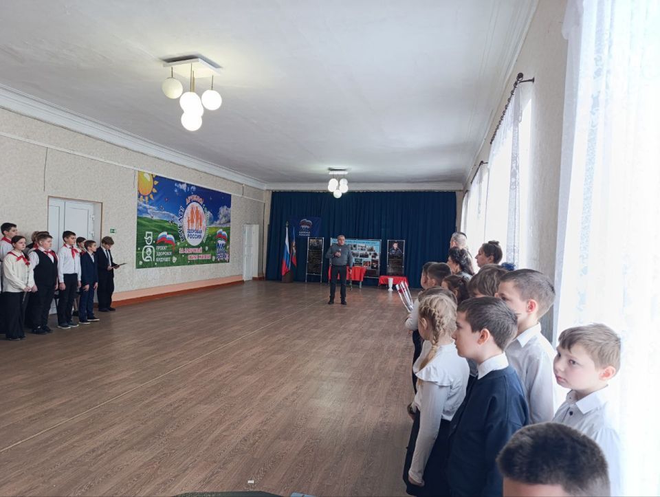В рамках проекта «Новая школа» партии «Единая Россия» в Лотиковской средней школе открыли Парту Героя в честь погибшего в Чечне воина Валентина Лелеки, героя-земляка имя которого носит учебное заведение В рамках проекта «Новая школа» партии «Единая Россия» в Лотиковской средней школе открыли Парту Героя в честь погибшего в Чечне воина Валентина Лелеки, героя-земляка имя которого носит учебное заведение