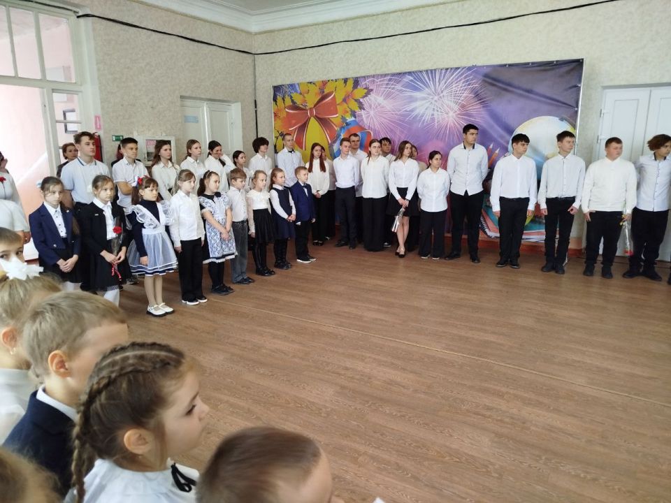В рамках проекта «Новая школа» партии «Единая Россия» в Лотиковской средней школе открыли Парту Героя в честь погибшего в Чечне воина Валентина Лелеки, героя-земляка имя которого носит учебное заведение В рамках проекта «Новая школа» партии «Единая Россия» в Лотиковской средней школе открыли Парту Героя в честь погибшего в Чечне воина Валентина Лелеки, героя-земляка имя которого носит учебное заведение