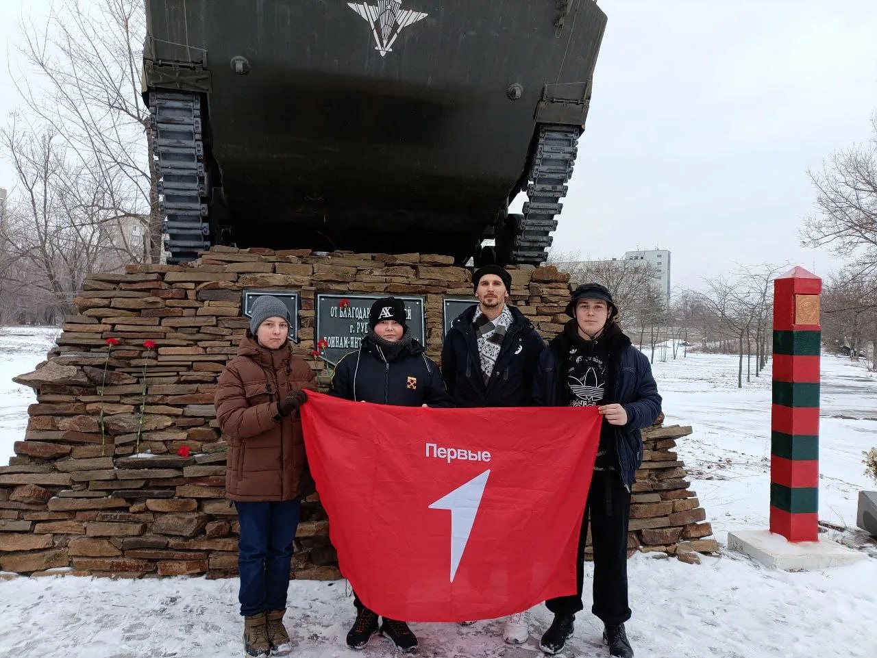 Храним историю. В преддверии Дня памяти о россиянах, исполнявших служебный долг за пределами Отечества, активисты Движения Первых Рубежанской общеобразовательной школы № 3 совместно с учителями истории посетили городской... Храним историю. В преддверии Дня памяти о россиянах, исполнявших служебный долг за пределами Отечества, активисты Движения Первых Рубежанской общеобразовательной школы № 3 совместно с учителями истории посетили городской...