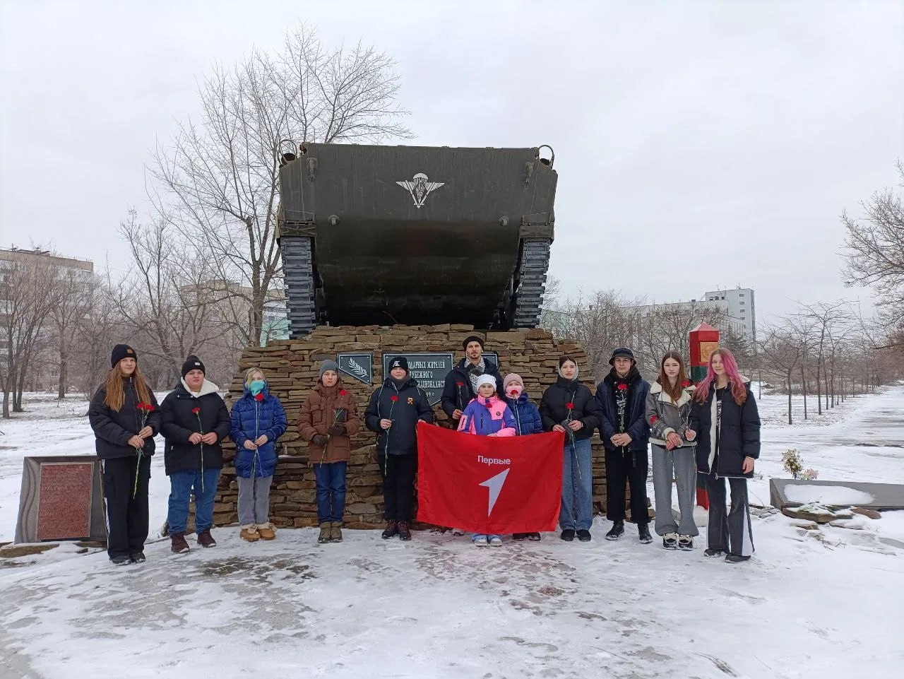 Храним историю. В преддверии Дня памяти о россиянах, исполнявших служебный долг за пределами Отечества, активисты Движения Первых Рубежанской общеобразовательной школы № 3 совместно с учителями истории посетили городской...