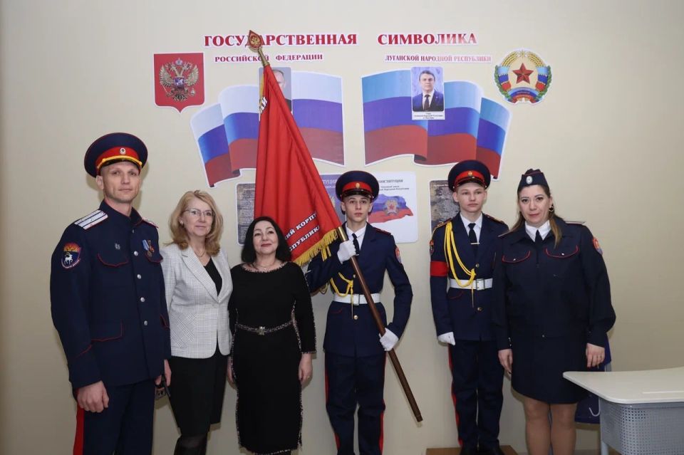 Кадеты стоят за традиции и Родину Кадеты стоят за традиции и Родину