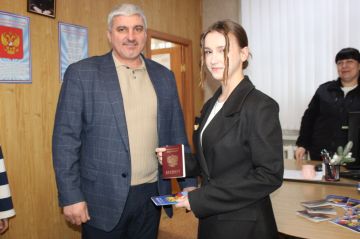 Виталий Коваленко: Сегодня, в День освобождение Ворошиловграда от немецко-фашистских захватчиков принял участие в церемонии торжественного вручения паспортов 14-летним гражданам Российской Федерации