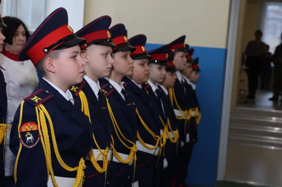 Кадеты стоят за традиции и Родину Кадеты стоят за традиции и Родину