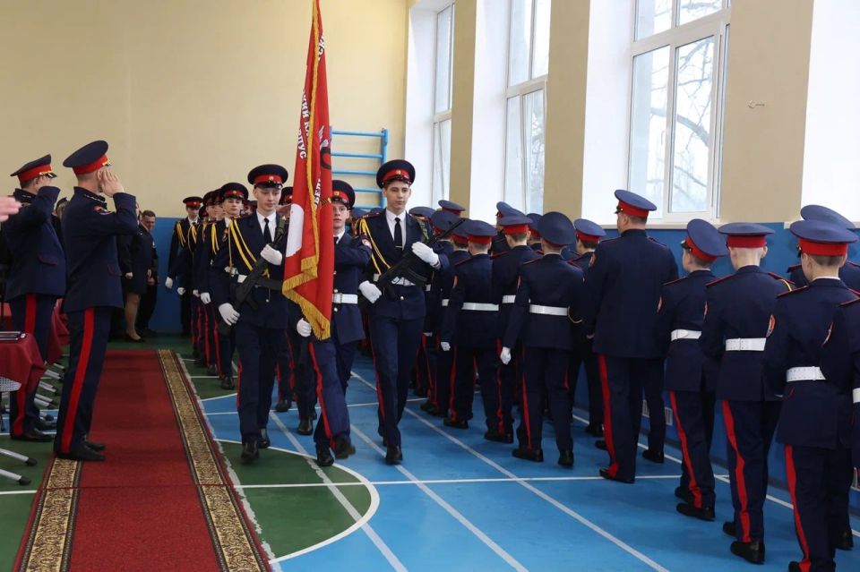 Кадеты стоят за традиции и Родину Кадеты стоят за традиции и Родину