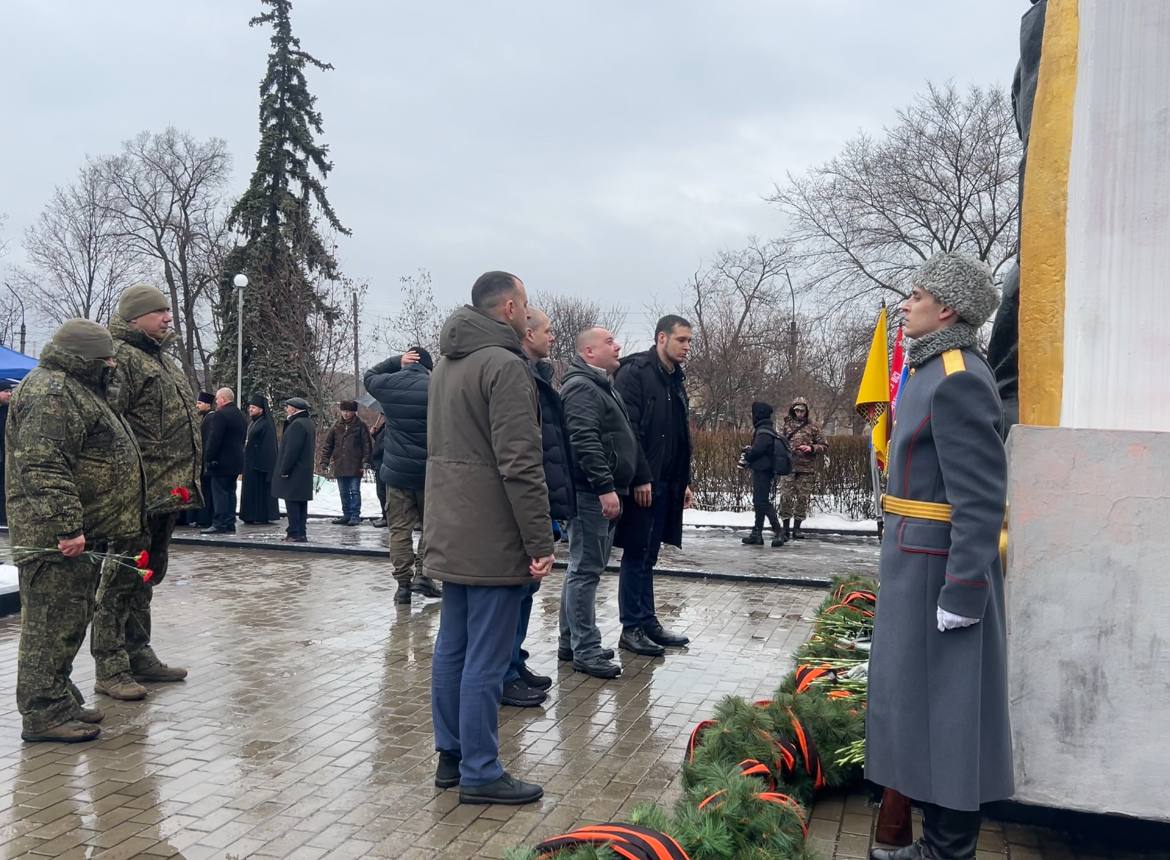 В рамках памятных мероприятий, посвященных освобождению Ворошиловграда, в городе Луганске состоялась церемония возложения цветов к братской могиле воинов Великой Отечественной войны В рамках памятных мероприятий, посвященных освобождению Ворошиловграда, в городе Луганске состоялась церемония возложения цветов к братской могиле воинов Великой Отечественной войны