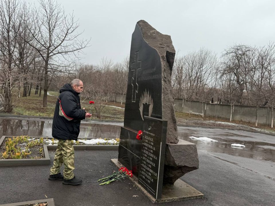 Светлана Гребенькова: В преддверии Дня памяти о россиянах, исполнявших служебный долг за пределами Отечества, вместе с героями Афганской войны и активной молодежью города возложили цветы к памятнику воинам-интернационалистам... Светлана Гребенькова: В преддверии Дня памяти о россиянах, исполнявших служебный долг за пределами Отечества, вместе с героями Афганской войны и активной молодежью города возложили цветы к памятнику воинам-интернационалистам...