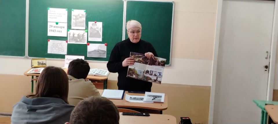 Сотрудники библиотеки № 11 совместно с советником директора по воспитанию Комиссаровской СШ № 31 с учащимися 7 класса провели тематическую встречу «Сквозь огонь к свободе», приуроченную к 83-й годовщине со дня освобождения... Сотрудники библиотеки № 11 совместно с советником директора по воспитанию Комиссаровской СШ № 31 с учащимися 7 класса провели тематическую встречу «Сквозь огонь к свободе», приуроченную к 83-й годовщине со дня освобождения...