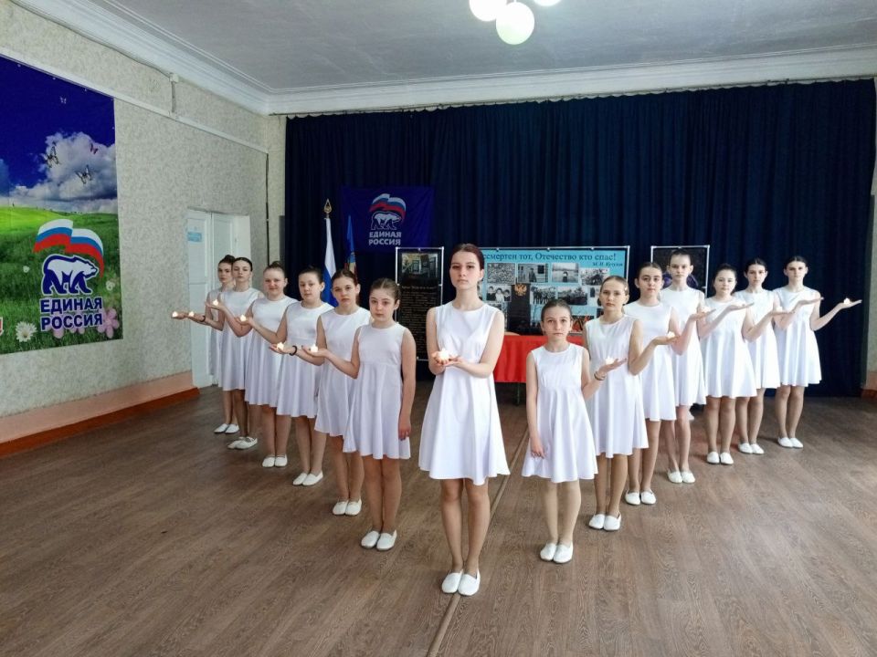 В рамках проекта «Новая школа» партии «Единая Россия» в Лотиковской средней школе открыли Парту Героя в честь погибшего в Чечне воина Валентина Лелеки, героя-земляка имя которого носит учебное заведение В рамках проекта «Новая школа» партии «Единая Россия» в Лотиковской средней школе открыли Парту Героя в честь погибшего в Чечне воина Валентина Лелеки, героя-земляка имя которого носит учебное заведение