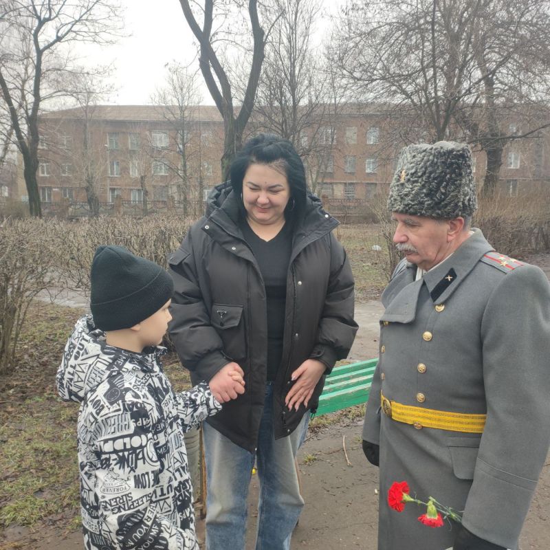 15 февраля в сквере Доблести и Славы состоялось возложение цветов, посвященное Дню памяти о россиянах, исполнявших служебный долг за пределами Отечества, и 37-й годовщине вывода советских войск из Афганистана 15 февраля в сквере Доблести и Славы состоялось возложение цветов, посвященное Дню памяти о россиянах, исполнявших служебный долг за пределами Отечества, и 37-й годовщине вывода советских войск из Афганистана