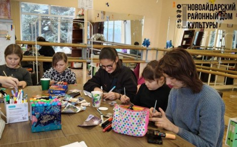 12.02.2026 В художественном кружке «Арт» Новоайдарского РДК прошёл мастер-класс «Рисуем на магнитных холстах: искусство на магните»!