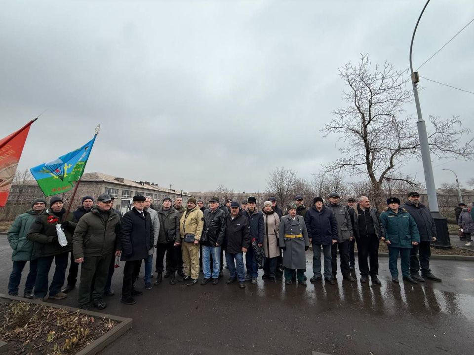 Роман Лысенко: 15 февраля в алчевском сквере Доблести и Славы состоялась торжественная церемония возложения цветов к памятному знаку воинам-интернационалистам, приуроченная ко Дню памяти о россиянах, исполнявших долг за... Роман Лысенко: 15 февраля в алчевском сквере Доблести и Славы состоялась торжественная церемония возложения цветов к памятному знаку воинам-интернационалистам, приуроченная ко Дню памяти о россиянах, исполнявших долг за...