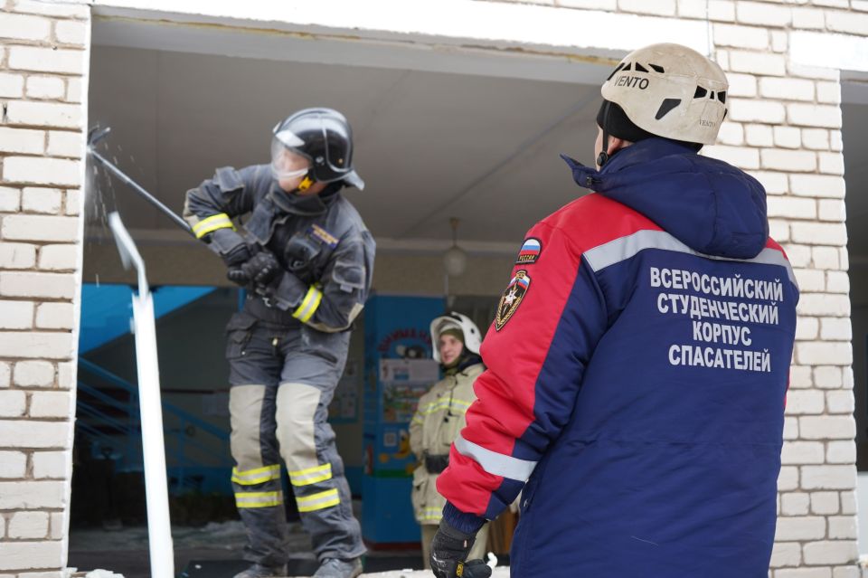 Михаил Голубович: Добровольцы Луганского реготделения ВСКС помогают с ликвидацией последствий обстрела ВСУ посёлка Центральный