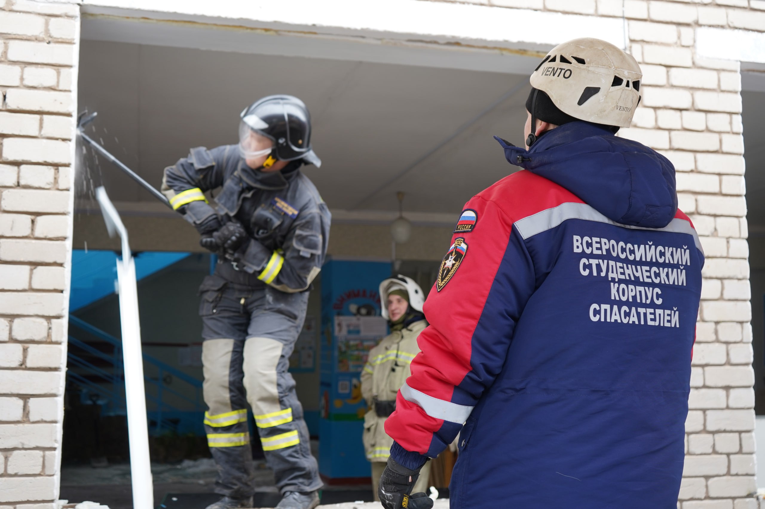 Михаил Голубович: Добровольцы Луганского реготделения ВСКС помогают с ликвидацией последствий обстрела ВСУ посёлка Центральный