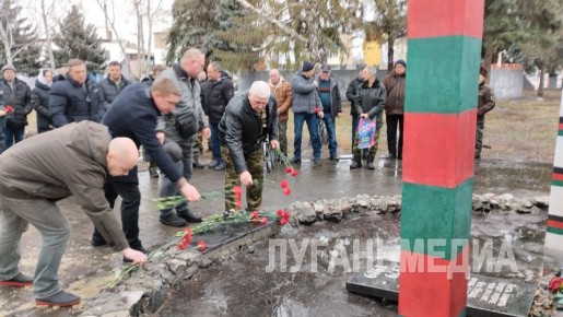В день вывода советских войск их Афганистана в Сватово возле памятного знака, возведенного в честь воинов, выполнявших интернациональный долг, состоялся митинг