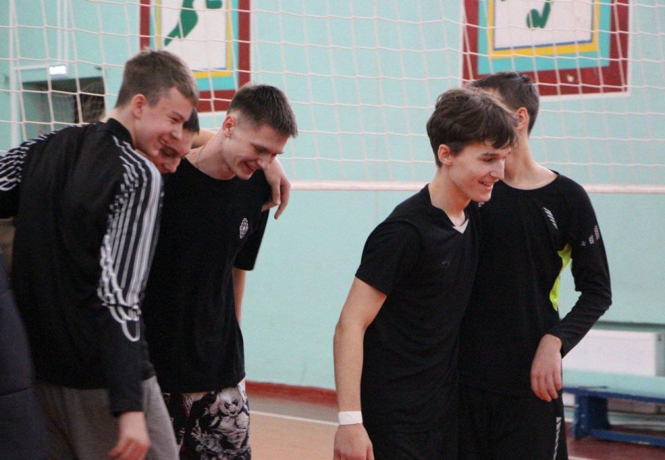 В пгт Меловое прошёл турнир по волейболу среди юношей общеобразовательных учреждений Меловского муниципального округа в рамках партийного проекта «Детский спорт», посвящённый 37й годовщине вывода советских войск из... В пгт Меловое прошёл турнир по волейболу среди юношей общеобразовательных учреждений Меловского муниципального округа в рамках партийного проекта «Детский спорт», посвящённый 37й годовщине вывода советских войск из...