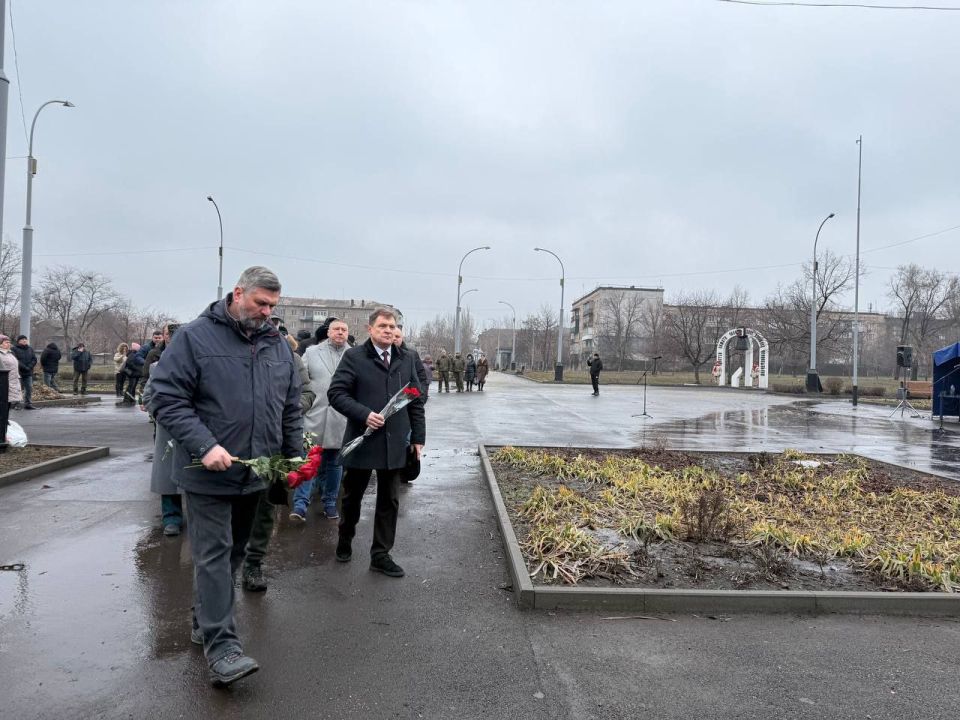 15 февраля в сквере Доблести и Славы состоялось возложение цветов, посвященное Дню памяти о россиянах, исполнявших служебный долг за пределами Отечества, и 37-й годовщине вывода советских войск из Афганистана 15 февраля в сквере Доблести и Славы состоялось возложение цветов, посвященное Дню памяти о россиянах, исполнявших служебный долг за пределами Отечества, и 37-й годовщине вывода советских войск из Афганистана