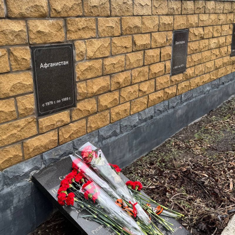 Также сегодня на площади Соборной в Северодонецке состоялся молебен и церемония возложения цветов к мемориалу бойцам, исполнявшим служебный долг за пределами Отечества Также сегодня на площади Соборной в Северодонецке состоялся молебен и церемония возложения цветов к мемориалу бойцам, исполнявшим служебный долг за пределами Отечества
