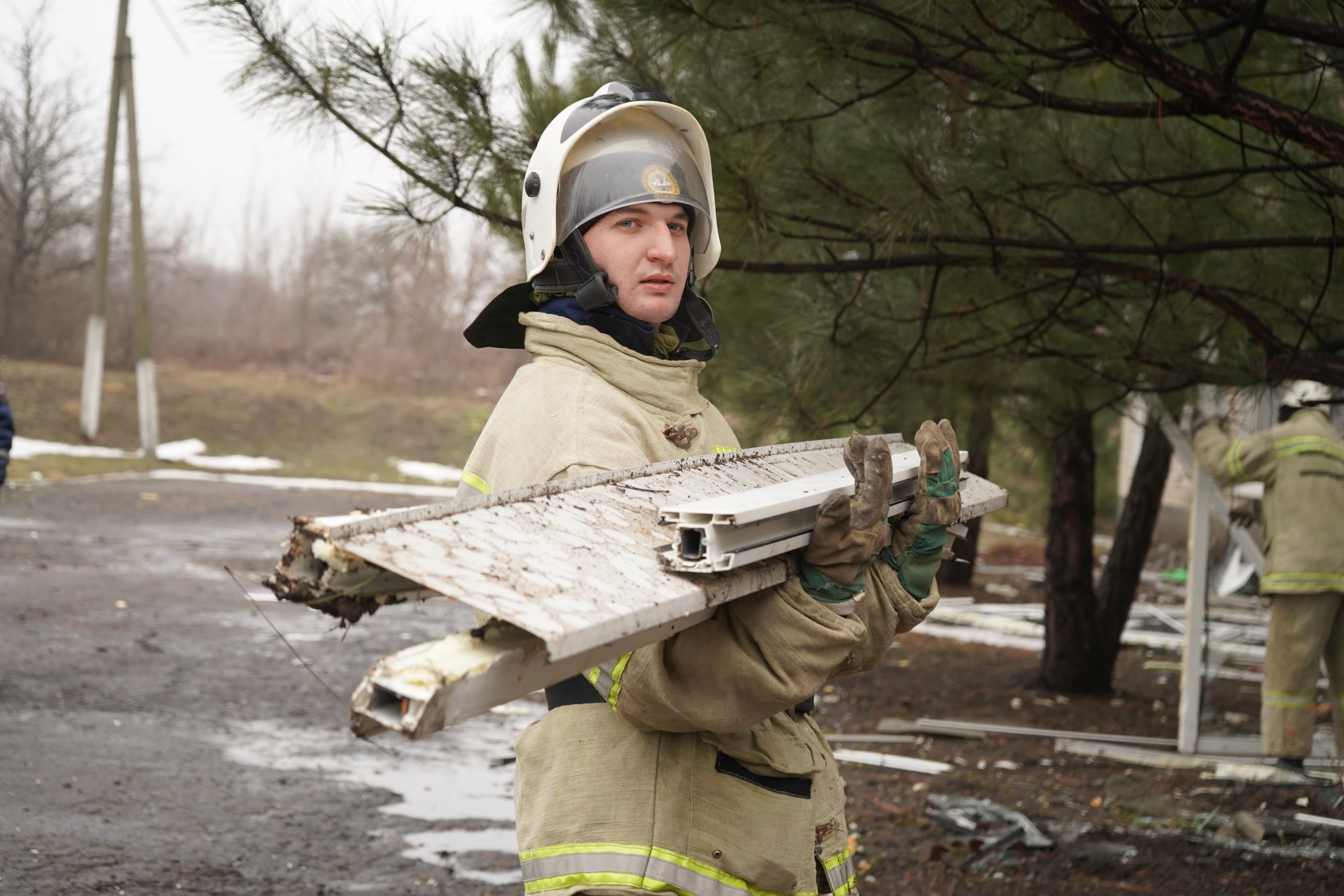 Михаил Голубович: Добровольцы Луганского реготделения ВСКС помогают с ликвидацией последствий обстрела ВСУ посёлка Центральный Михаил Голубович: Добровольцы Луганского реготделения ВСКС помогают с ликвидацией последствий обстрела ВСУ посёлка Центральный