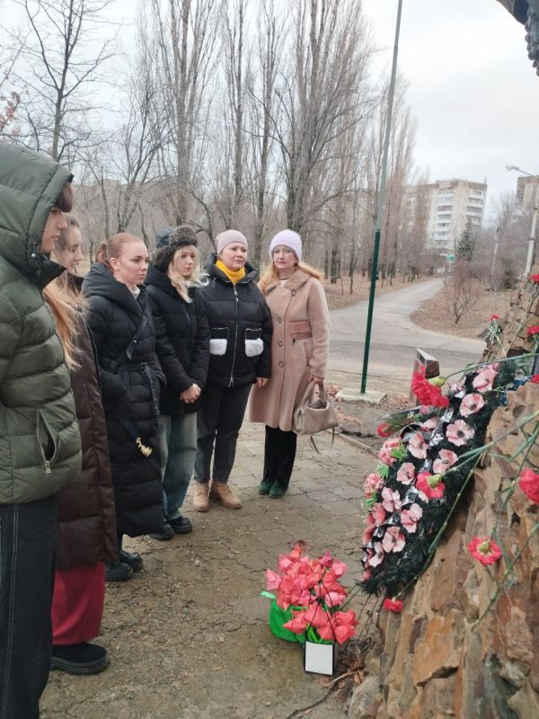 Дань памяти: Красные тюльпаны Афганистана Дань памяти: Красные тюльпаны Афганистана