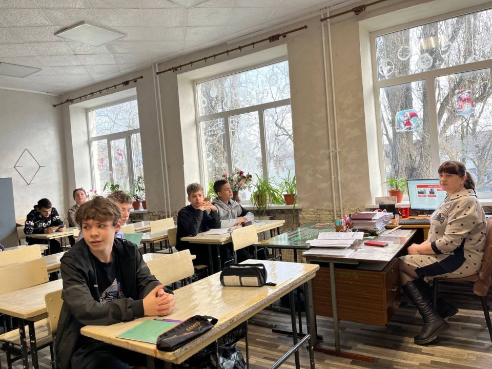В учебных учреждениях Краснодонщины состоялось внеурочное занятие «Разговоры о важном» В учебных учреждениях Краснодонщины состоялось внеурочное занятие «Разговоры о важном»