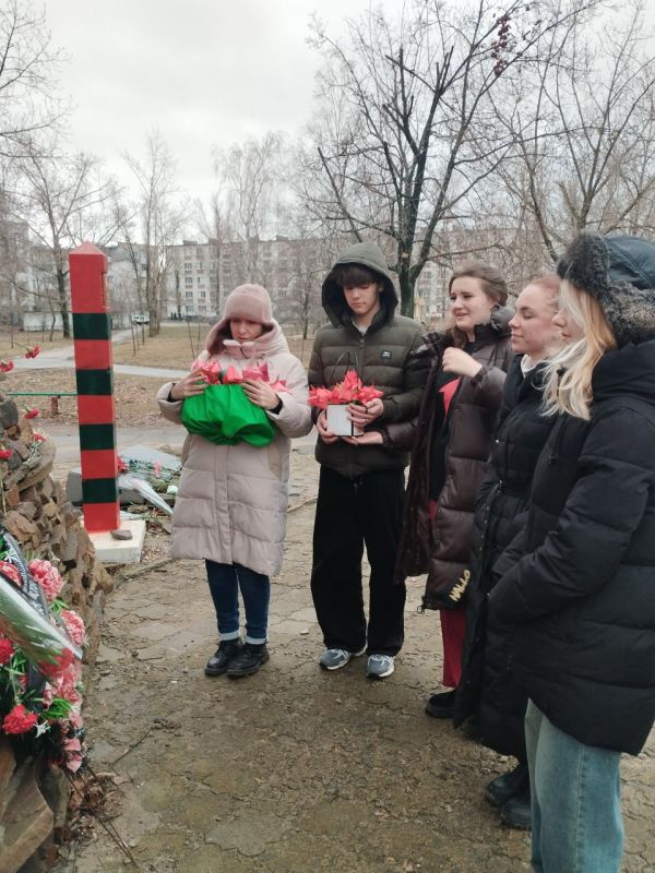 Дань памяти: Красные тюльпаны Афганистана Дань памяти: Красные тюльпаны Афганистана
