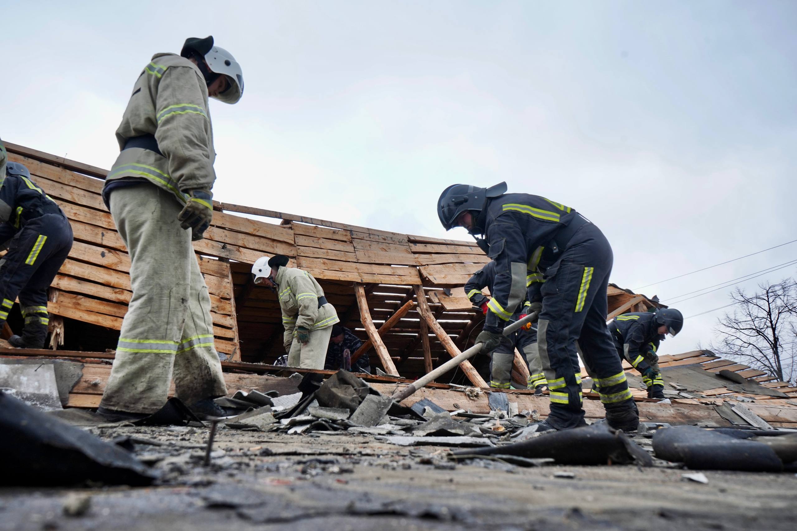 Работы по ликвидации последствий ЧС продолжаются Работы по ликвидации последствий ЧС продолжаются